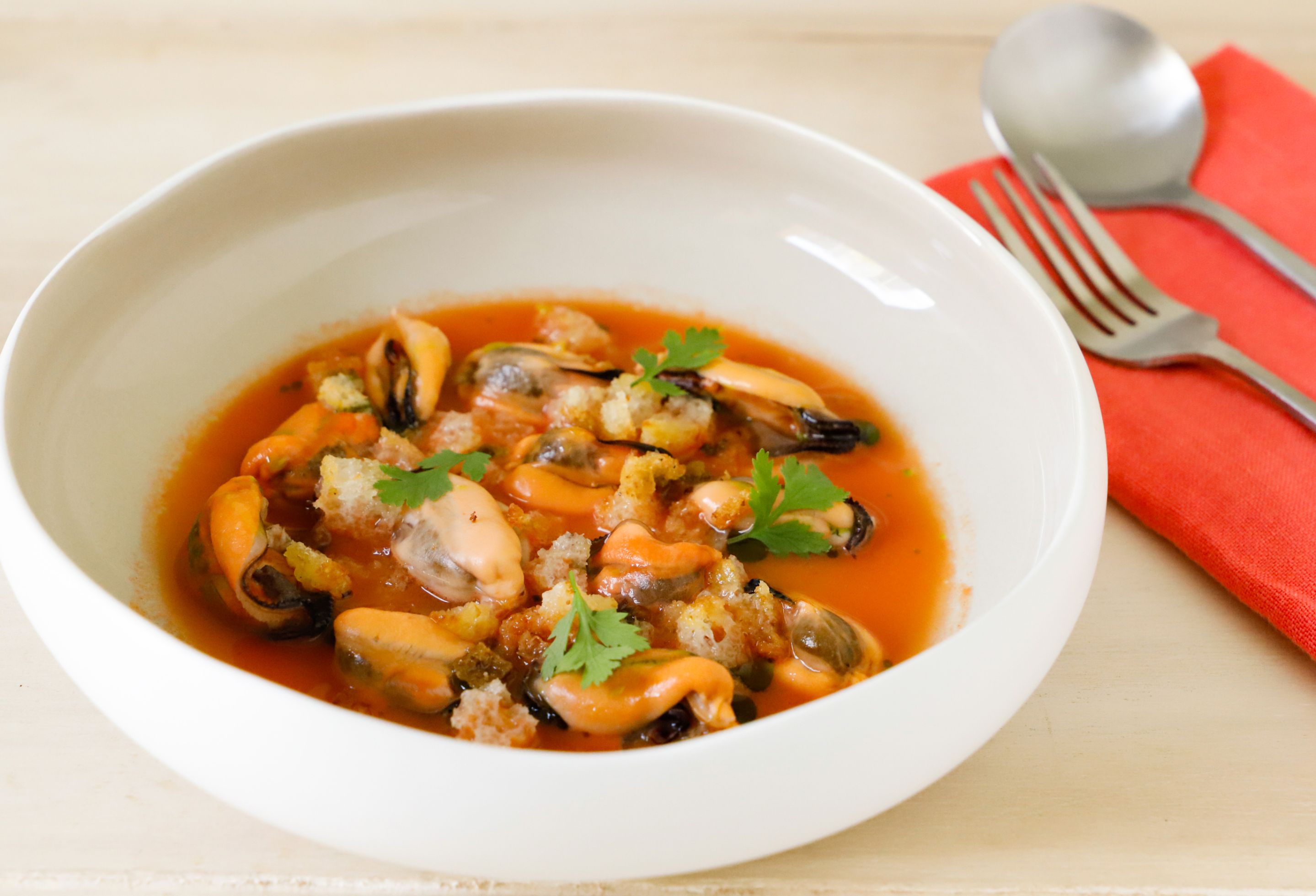 Zuppa di cozze o mitilo mediterraneo con pomodorini